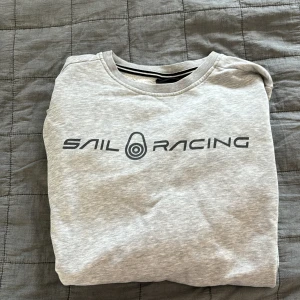 Sail racing crewneck - Sail racing crewneck från boozt nypris 935kr skick 9/10 men säljer för väldigt bra pris. Varan är förliten för egen andvändning därav säljer jag den. Storlek 170