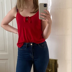 Rött linne - Snyggt linne från Anna Field! Jättehärligt material!❤️