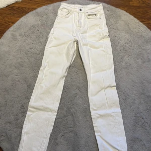 Vita jeans - Vita jeans med en ynka liten prick på framsidan som syns på bilden 🤍