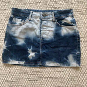 Jeanskjol - Så snygg lågmidjad jeanskjol med blekning! Perfekt på sommaren💗💗Jättebra skick!