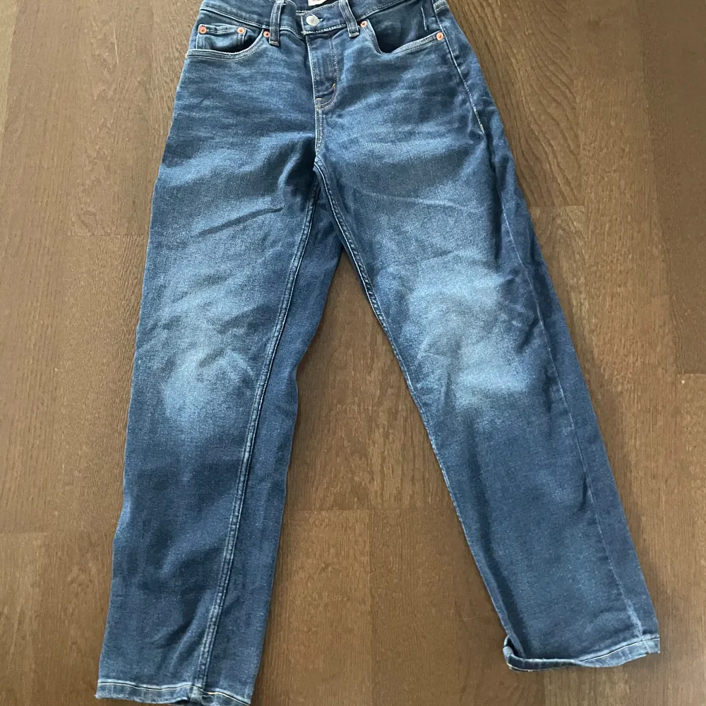 Storlek på jeansen är 152,passar också 10-12 år. Dessa jeans har väldigt bra skick.säljer pga ingen användning hav jeansen. KUNDER STÅR FÖR FRAKTEN! Vi kan diskutera pris.. Jeans & Byxor.