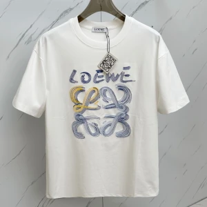 Loewe t-shirt  - Använd 3 gånger endast men märks inte som de. Allt som ska följas med finns 