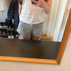 Grå shorts  - Dom perfekta shortsen till sommaren💕 ifrån Bershka i storlek 32, använda en gång🙌