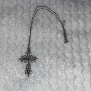Victorian kors halsband - Den är använd i ungefär några månader, och färgen har gått av pyttelite på kanterna, men det är för att jag simmade med den, så sålänge man undviker vatten behåller den sin färg! Det syns inte heller om man inte kollar jätte nära