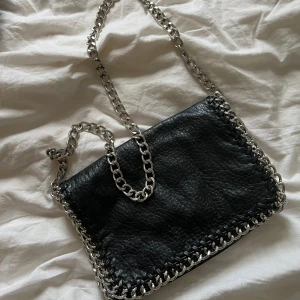 Väska  - Suuuper snygg väska! Funkar till allt, skola, fest, uppklätt mm!! Den är använd men knappt något som märks då den är i mycket fint skick. Mellanstor i modellen 🙌🏽