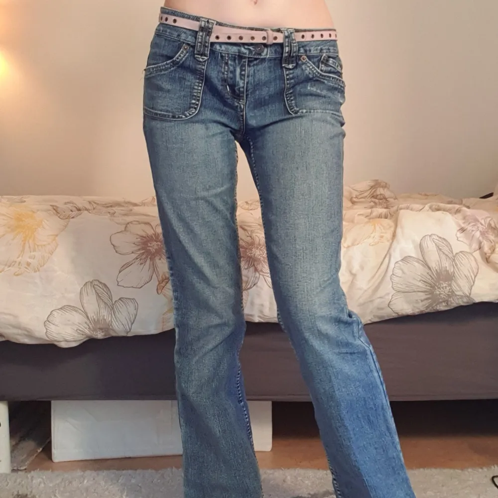 Ett par lowwaist, bootcut/flare jeans i cool tvätt med snygga fickor både fram & bak. Ganska tunnt material med stretch, perfekt för sommaren! Midja 38-39 (+stretch till kanske 40+), innerben 81. Skriv gärna för mer bilder eller vid frågor!. Jeans & Byxor.
