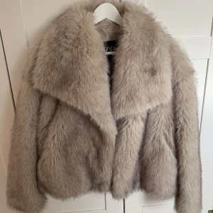Trendig zara pälsjacka - Säljer den trendiga pälsjackan från zara i storlek L. Väldigt bra skick då den bara är använd ca 3 gånger. Säljer för 550kr exklusive frakt