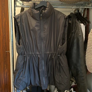 Puffer vest - Vest från weekday i mycket bra skick då den aldrig är använd.