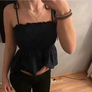 Topp - Säljer denna toppen från shein som är i bra skick, storlek 36 men passar xs-s! Bara att skriva om du har frågor💗