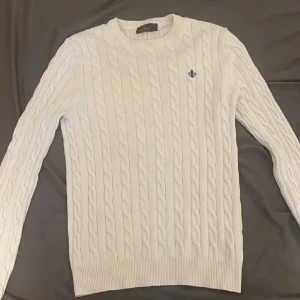 Morris tröja ethan cable - Hej! Då var det dags att sälja min Morris tröja. Anledning är för att jag har ba haft den i mitt garderob och håller på rensa den för att sälja. Den är i gott skick använt den kanske bara 5 gånger om inte mindre. Skick 9/10 såklart ser ut som helt ny