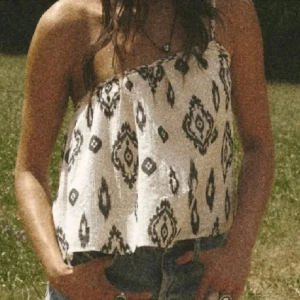 Zara topp - Aldrig använd. Jättefin men är tyvärr lite för liten. Storlek xs passar xs-s.