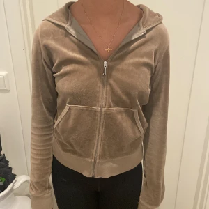 Juicy Couture hoodie beige - Juicy Coutur Hoodie strl M men liten storleken så den mer som en small. Den åldre modellen utan tryck på ryggen. Snygg beige brun färg. 