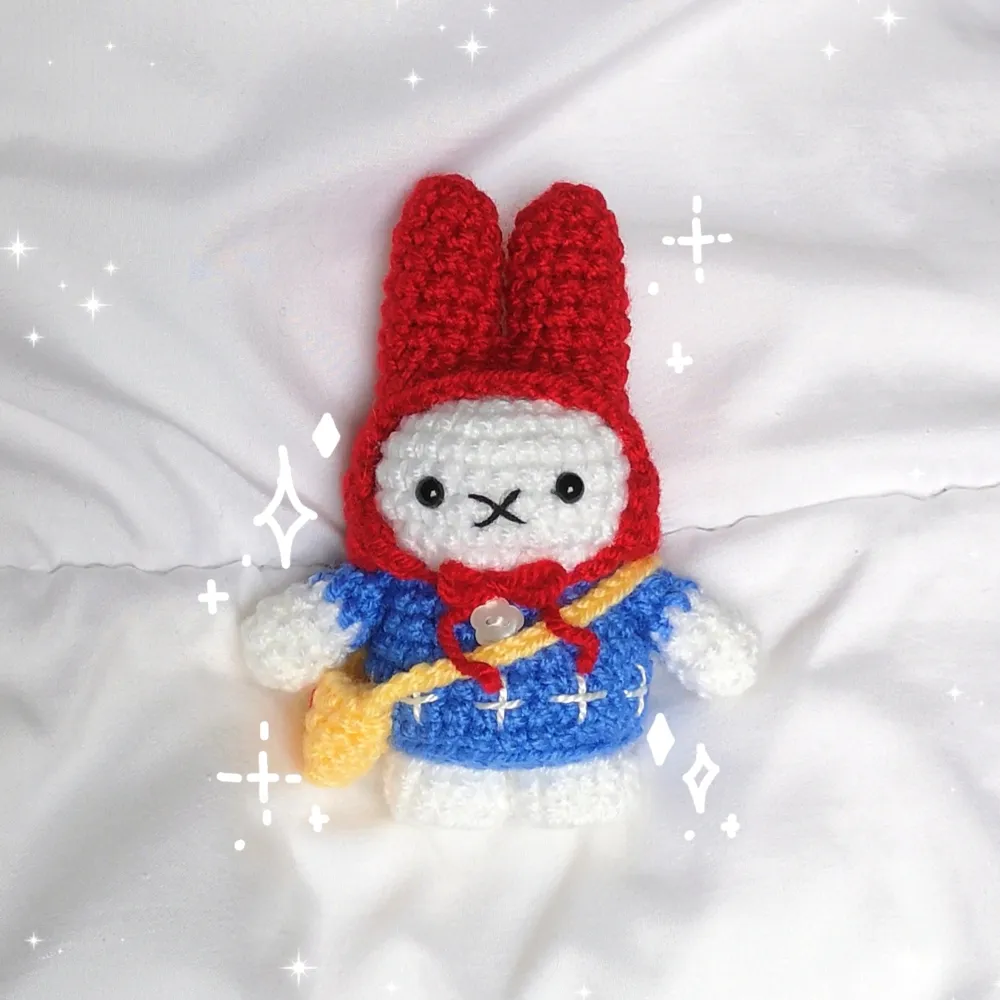 Supersöt handgjord Miffy med röd luva, broderad blå klänning med vit rund knapp (obs ej samma som på bilden) och en gul väska. 🎀 Perfekt dekoration hemma hos en Miffy älskare! Kan också göras till nyckelring 💌 Frakt 18kr via swish eller använd KÖP NU! Postas inom 5 dagar 💛  mönster: @bondinbuds. Accessoarer.