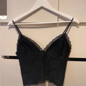 Svart topp - Köpt för inte så länge sedan men bara användts ett få tal ggr. 