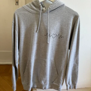 Grå hoddie - Grå hoddie. Använd få gånger. Storlek s. 
