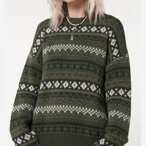 Säljer denna superfina sweatern då jag inte använt den på ett tag. Står ingen storlek men sitter oversized på mig som har S, så passar nog S-L. Det finns ett litet hål längst ner, men det syns inte så mycket (bild 3). Kontakta gärna vid frågor🫶🫶