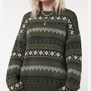 Grandpa Sweater  - Säljer denna superfina sweatern då jag inte använt den på ett tag. Står ingen storlek men sitter oversized på mig som har S, så passar nog S-L. Det finns ett litet hål längst ner, men det syns inte så mycket (bild 3). Kontakta gärna vid frågor🫶🫶
