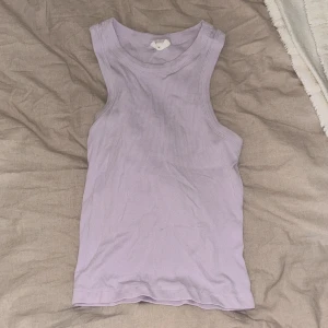 Lila gina linne - Lila gina tricot linne som inte kommer till användning, superfin färg och bra skick. Passar S