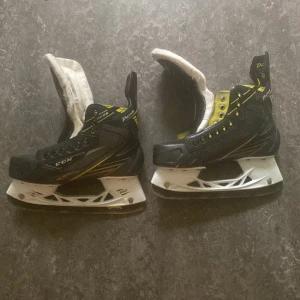 Ishockey skridskor  - Använt skick, storlek 37.5 EU, obs snören kommer ej med. Inge frakt möts i Valbo/gävle