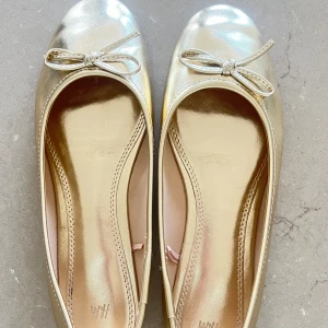 guldiga ballerina skor - ballerina skor från hm, slutsåld 