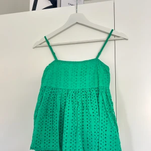 Grön topp - Grön gullig topp med broderi. Mer grön i verkligheten än på bild🌿🌴
