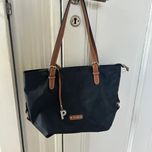 Handväska - Mörkblå handväska från Picard i gamla stan💞Inköps pris 999kr 