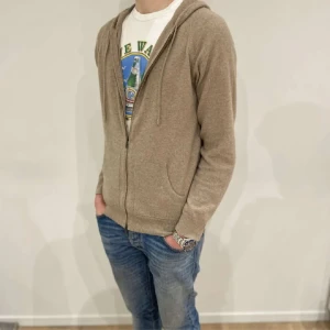 cashmere zip  - Tja säljer nu denna super snygga zip tröjan från Davida cashmere storlek M 🔥🤩100% cashmere 🙌🏻 nypris 2500kr mitt pris 1255kr🌴🔥