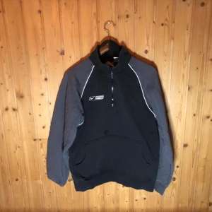 nike - nike tröja som e cool o så, har en fläk som jag inte vet hur man får bort så tänkte att nån som inte är trög o kan tvätta o köpa, coolt va