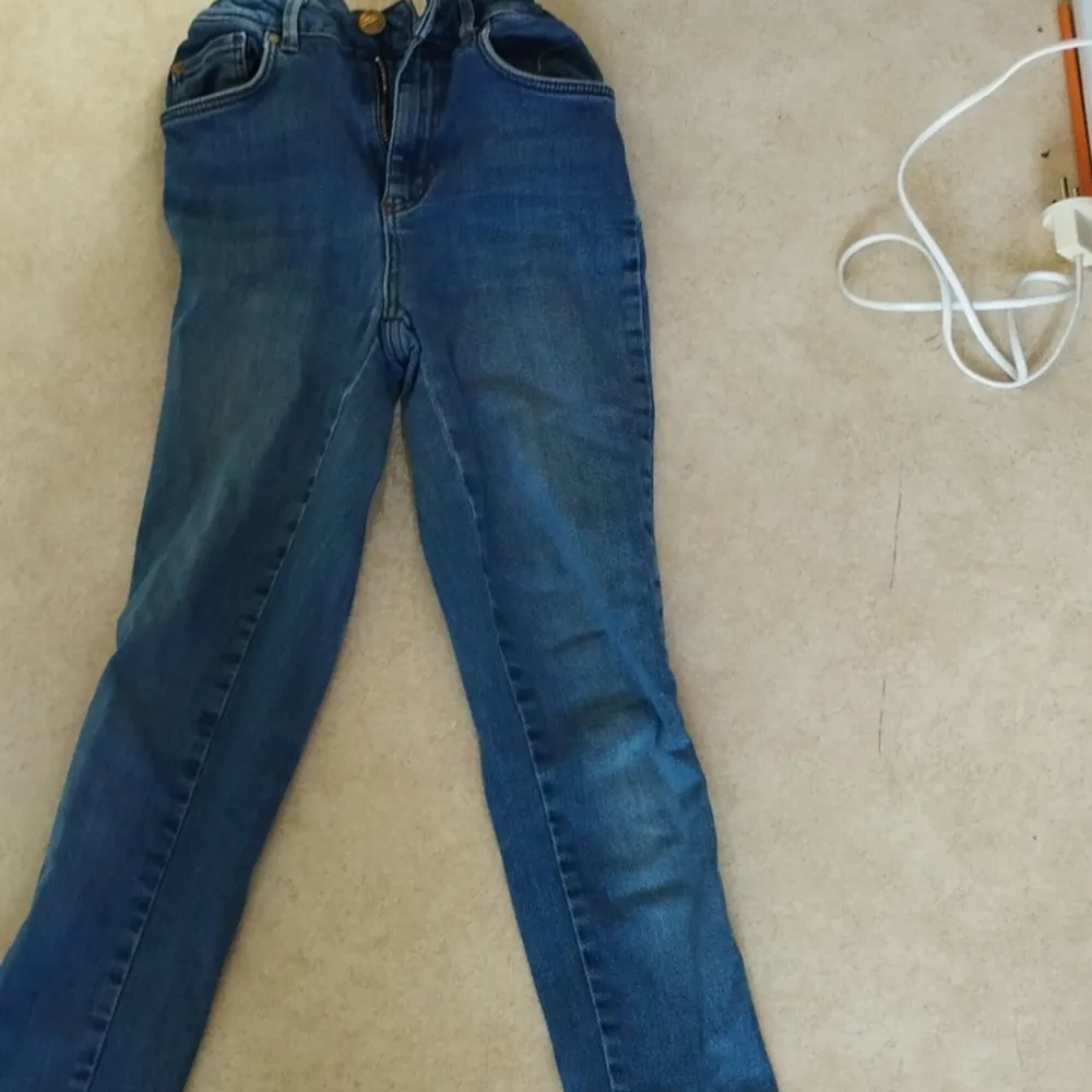 Jeans som passar till alla tröjor du har. Köpte dem för 300 kr och har använt dem i runt två månader. Storlek 158. . Jeans & Byxor.