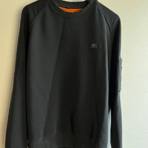  Alpha industries Crewneck -  Säljer då jag inte använder den längre