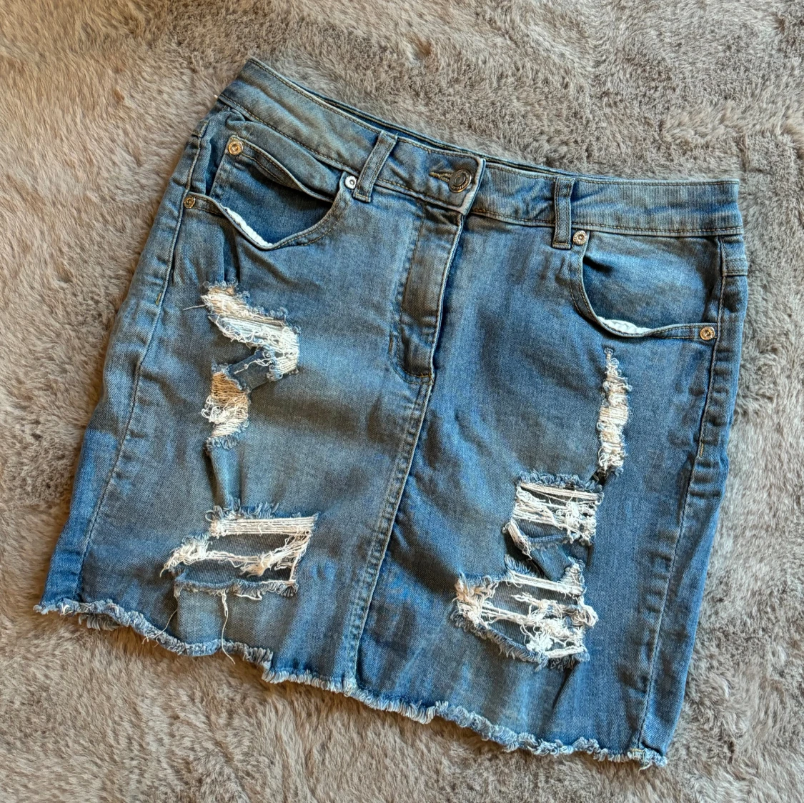 Jeanskjol med slitningar