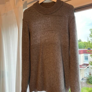 Stickad tröja, NN07 - Rensar ur garderoben inför kommande flytt, därav en massa grejer som ska säljas. Jättefin grå stickad tröja från NN07. Perfekt till den lite svalare sommarkvällen eller kanske en tidig höst/vinterdag