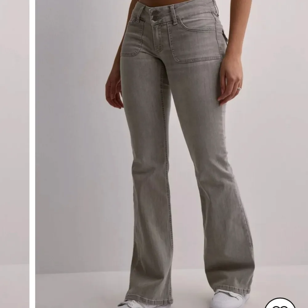 Slutsålda jeans från Nelly. Bootcut och långivande. Aldrig använda. Storlek 38. Enligt hemsidan är de 74cm i midjan och 100cm i längd. De är stretchiga också❤️. Jeans & Byxor.