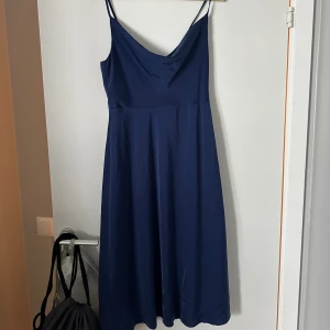 Satin Klänning  - Från bubbleroom, storlek 38.  Använd endast en gång, sitter fint på 💗