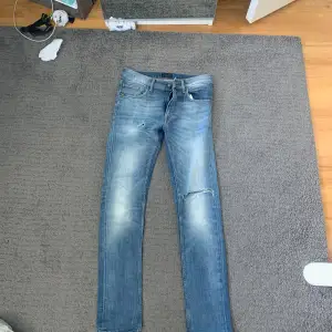 Tiger of sweden jeans med slitningar. 9/10 skick. Nypris 1500 mitt pris 299. Hör av dig vid minsta fundering. W30 L34