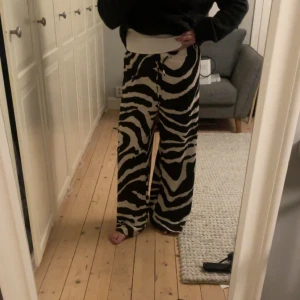 Mönstrade byxor  - Zebra mönstrade byxor från H&M i storlek S. Använda fåtal gånger.