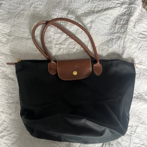 Longchamp-liknande handväska - Oäkta longchamp i mycket bra skick! Köpt utomlands men knappt använd 🩷