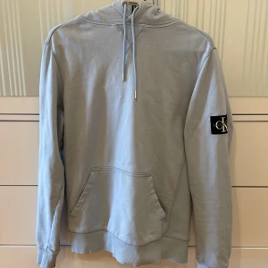 Calvin Klein sleeve badge hoodie (baby blå) - Köpt för 1099 kr inga problem som jag känner till. 