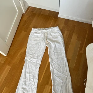 Roxy linnebyxor  - Säljer dessa oanvända Roxy linnebyxor. Fick dom i julklapp och inköpta på Zalando. Storlek L som motsvara 40. Men tycker att dom är lite små i storlek så mer som en 38. Dom är lowaist. Sitter väldigt fint och väldigt sköna. inte för genomskinliga. 