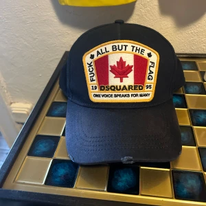 Dsquared 2 keps  - Dsquared keps i one size Inga fläckar eller skador på kepsen. Den är 9/10 i skicket Den är i marinblå Pris: 550kr