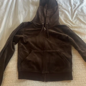 Juicy couture kofta - Juicy couture kofta. Säljer pågrund av att jag inte använder längre.  Köpt för 1300 kr på Nelly 