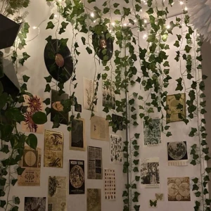 Vines - Säljer plastväxter som inte längre används. Ca 15 stycken med varierad längd. Finns lite häftmassa kvar på vissa, men annars fint skick. Första bilden är lånad🫶🫶 