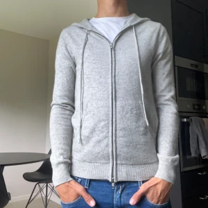 Kashmir hoddie  - Säljer en riktigt snygg Kashmir hoddie från John Hendric skick 8/10 nypris är 2499 mitt pris är 950 hör av dig om du har några frågor eller funderingar! Priset kan diskuteras vid snabb affär!🤝🤩