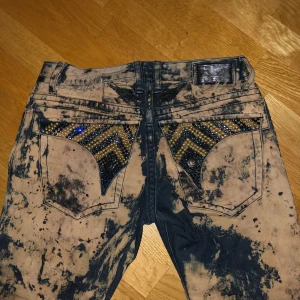 Robins Jeans - GUDOMLIGA ROBINS I SIZE 30 SITTER SOM SIZE 30 STRAIGHT O LITE FLARE DM FÖR FLER BILDER, Lite slitna men uppfixade pris är diskuterbart äkta Haunted Mound swag🙏🙏🙏💯💯💯