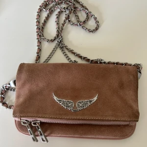 Zadig & Voltaire Väska  - Mini Zadig väska slumpas då den har fläckar. Kommer med dustbag.