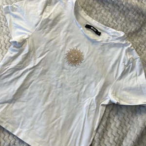 T-shirt  - T-shirt ifrån Bikbok, något Croppad i modellen✨ Storlek M, men passar även bra på mig som brukar ha S 