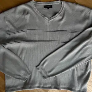 Vintage tröja som jag sytt upp själv för en mer boxy passform! Ingen super snygg och stark söm därav det billiga priset!