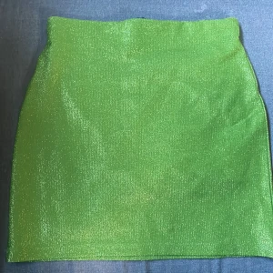 Kjol - En kort grönglittrig kjol i fint skick