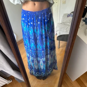 Långkjol - En jättefin kjol från zara, som aldrig är använd och den har kvar prislappen. Den har jättefina små detaljer längs ner på kjolen, är bra i längden på mig som är 174🥰 nypris 599