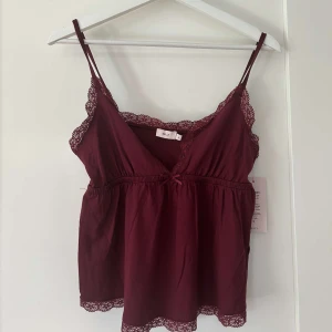 Vinrött linne  - Säljer helt nytt vinrött linne. Oanvändt med prislapp kvar. Köpare betalar frakt. Pris kan diskuteras. Ordinarie pris 249kr. 